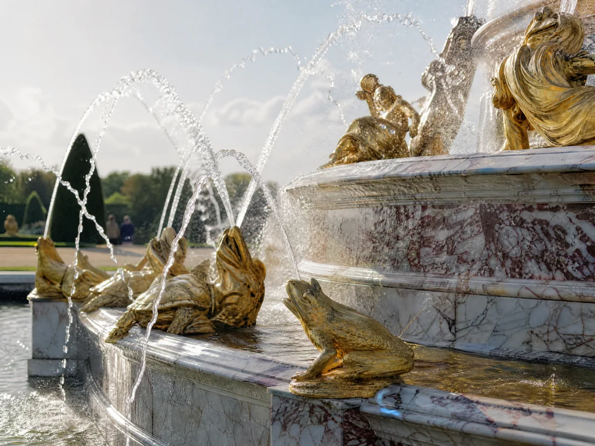 Der Latona-Brunnen mit seinen Stufen vergoldeter Figuren und Wasserstrahlen